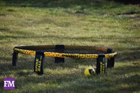 Spikeball für gemeinsame sportliche Familienzeit