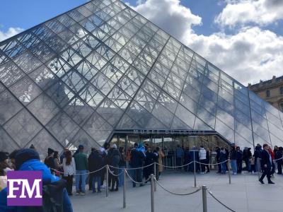 Musee du Louvre Eingang Pyramide