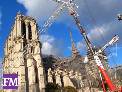 Notre-Dame Ansicht seitlich Baugerüst