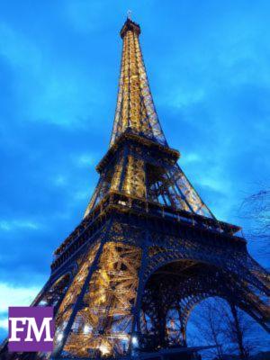 Eifelturm bei Nacht von unten