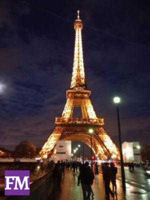 Eifelturm leuchtend bei Nacht